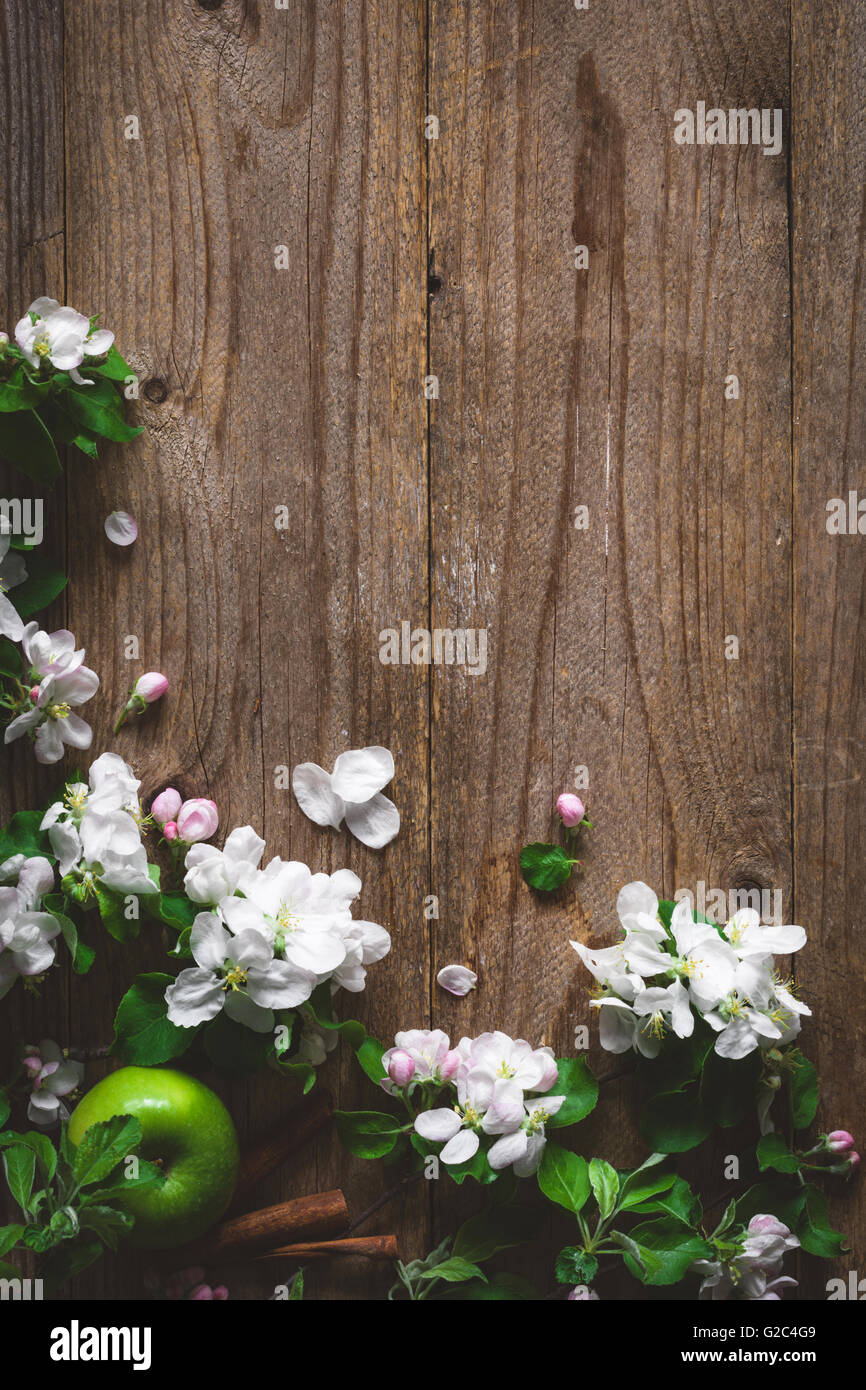 Sfondo di legno con Apple Blossom fiori. Fiori e verde mela su legno rustico sfondo. Copia spazio per il testo Foto Stock