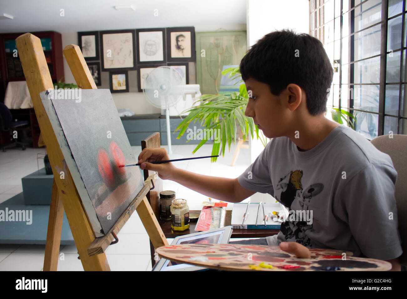 Little Boy pittura ancora in vita su una tela di canapa Foto Stock