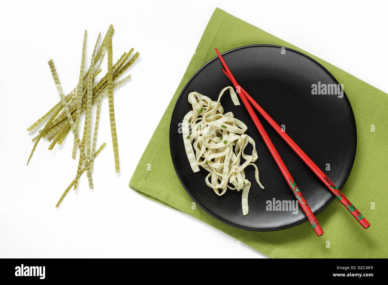 Crudi e cotti Edamame organico e Mung Bean Fettuccine Foto Stock