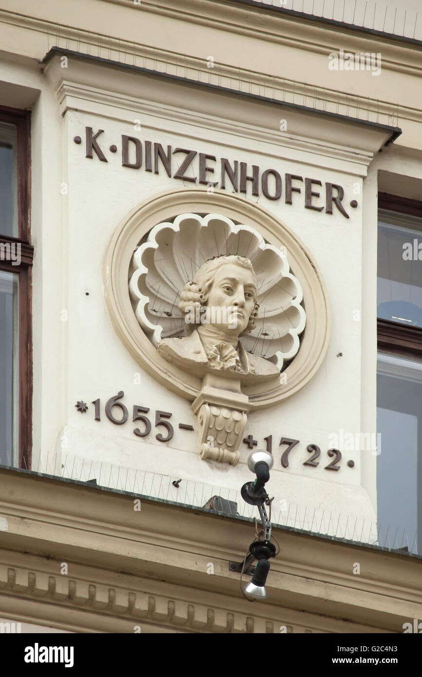 Il tedesco Barocco architetto Christoph Dientzerhofer (1655 - 1722). Stucco busto da scultore ceco Bohuslav Schnirch sul Kindluv dum (Kindls's House) a Praga, Repubblica Ceca. Il Kindluv dum (Kindls's House) noto anche come Bondyho dum (Bondy's House) progettata dall architetto Frantisek Kindl in stile neo rinascimentale fu costruito nel 1891-1892 sul crocevia di Na Porici e Tesnov strade in Nove Mesto (Città Nuova). Foto Stock
