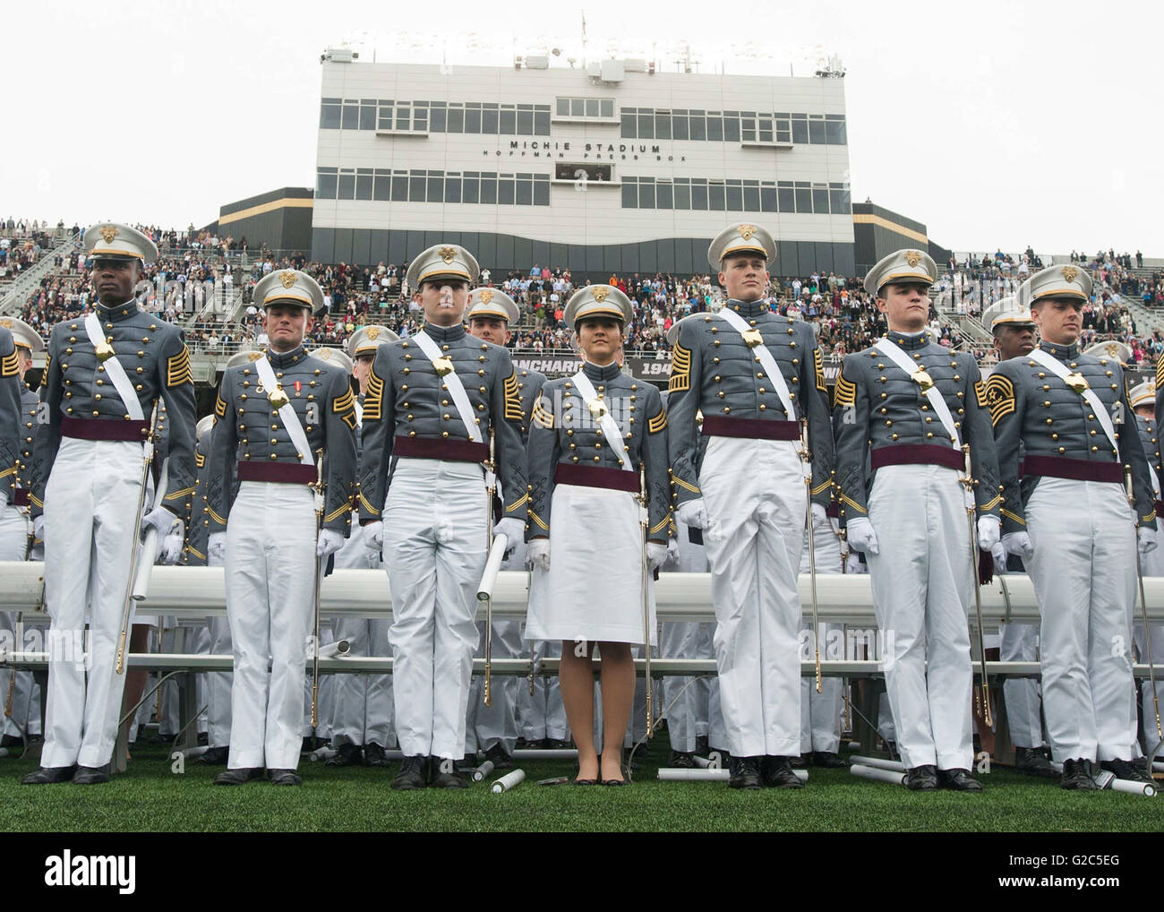 Esercito degli Stati Uniti di cadetti in piedi durante la cerimonia di inizio giuramento di arruolamento per il militare di West Point Academy presso Michie Stadium il 21 maggio 2016 a West Point, NY. Vice presidente Joe Biden era l'inizio dell'altoparlante. Foto Stock