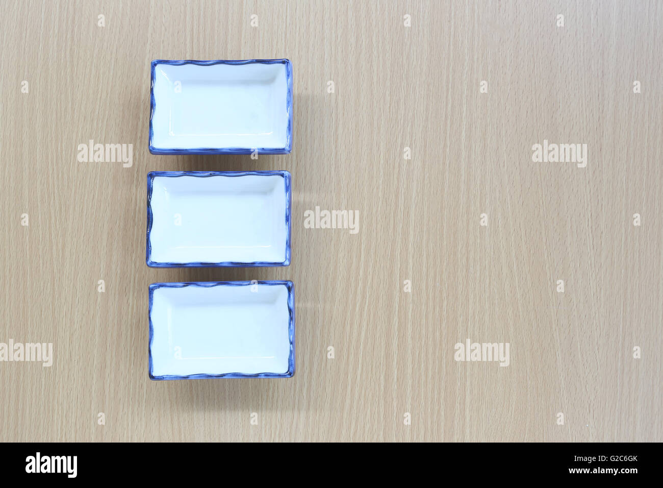 Piatto di cibo in vista dall'alto su uno sfondo di legno per il design concept food. Foto Stock