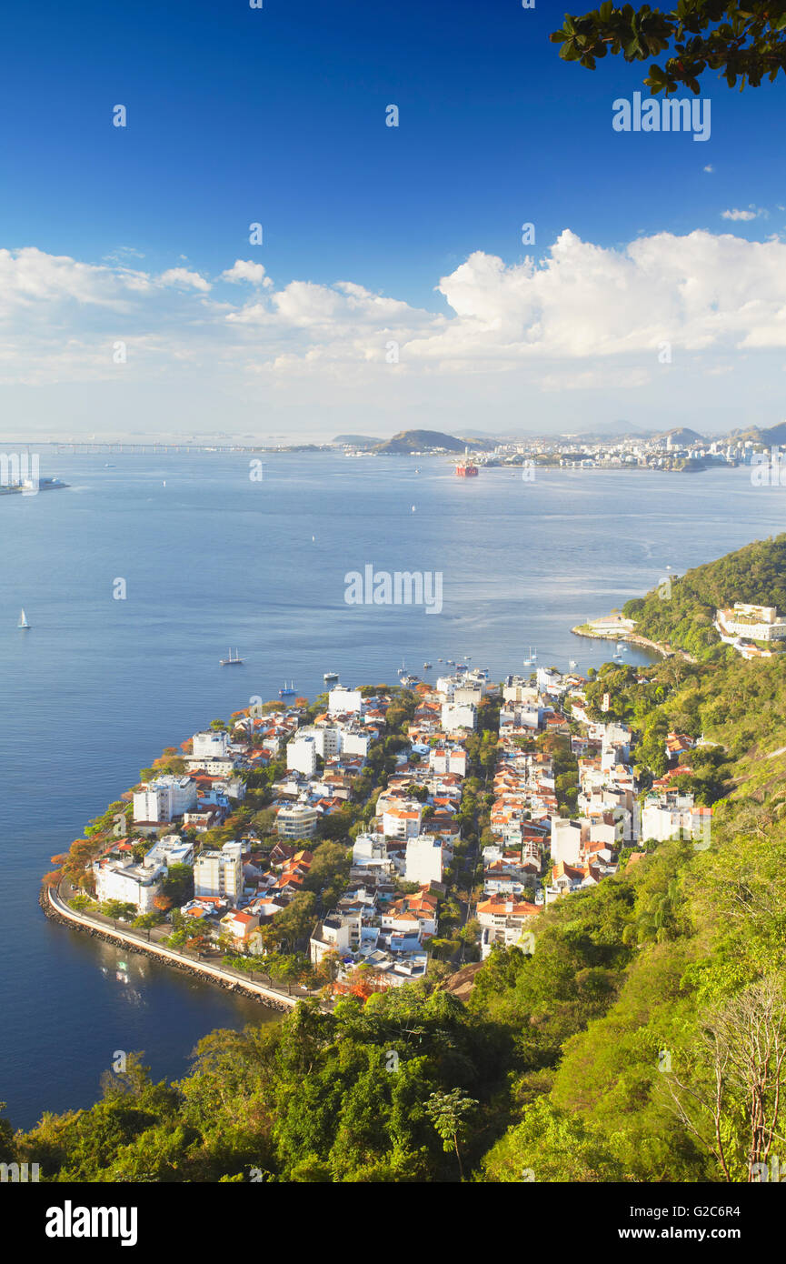Vista di Urca con Niteroi in background, Rio de Janeiro, Brasile Foto Stock