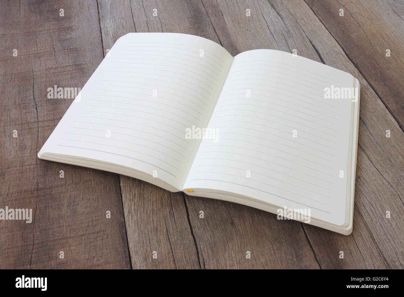 Libro vuoto è posizionato sul vecchio pavimento in legno nel concetto di educazione. Foto Stock