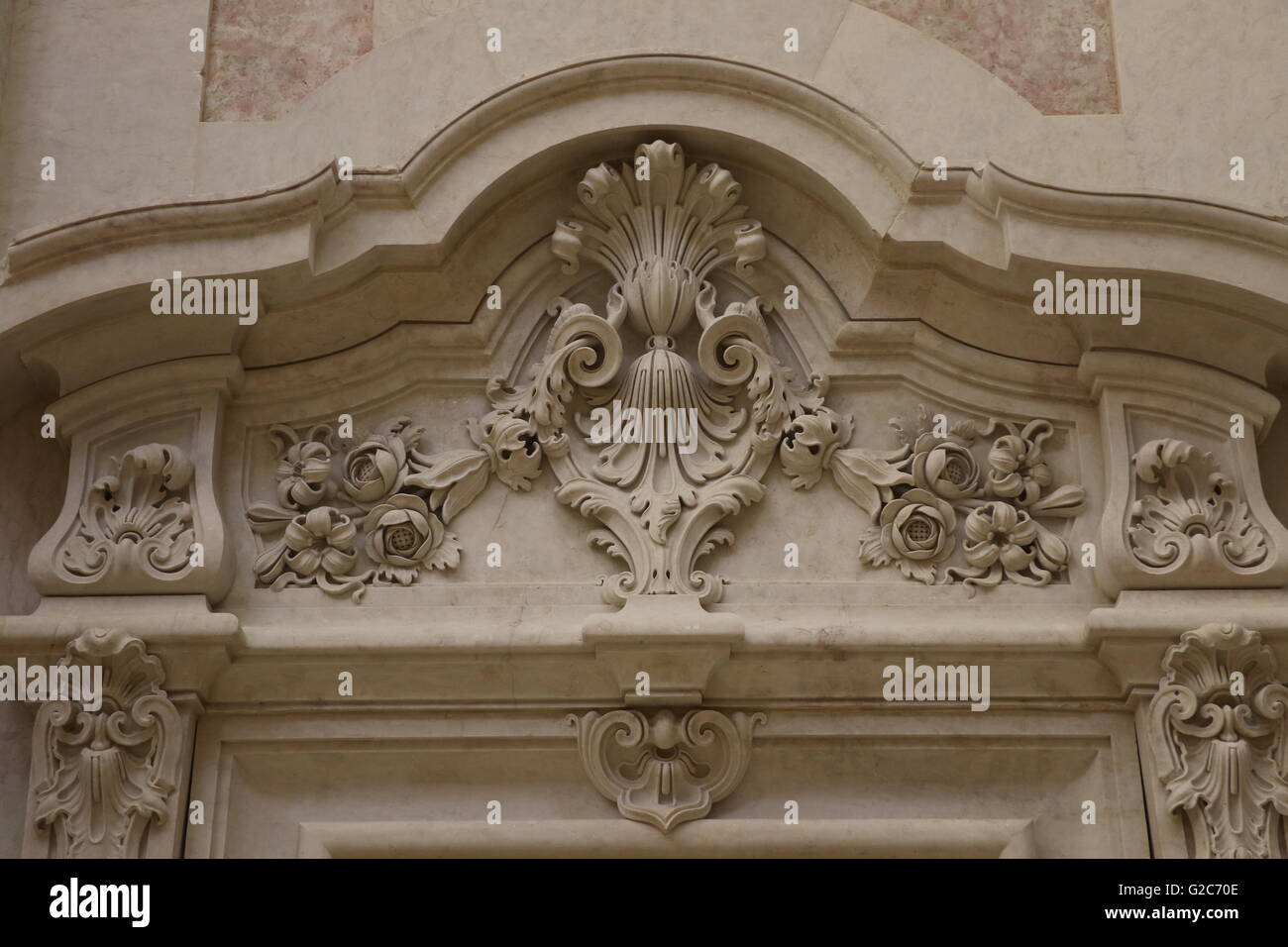 Ornamenti intagliati su un elegante portico storico in marmo a Lisbona Foto Stock