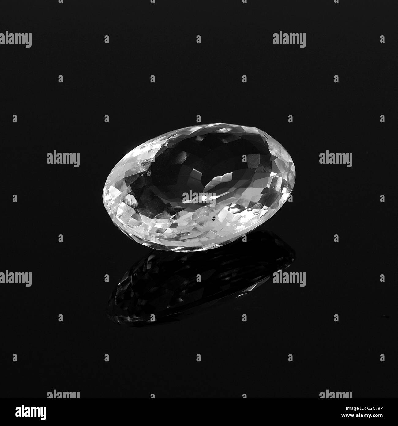 Topazio bianco su uno sfondo nero. diamante su sfondo awhite. Foto Stock