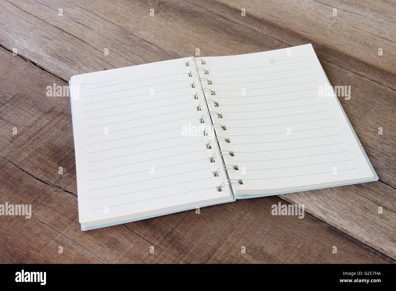 Libro vuoto è posizionato sul vecchio pavimento in legno nel concetto di educazione. Foto Stock