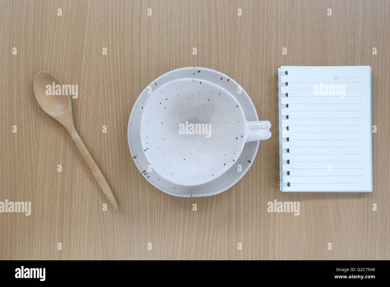 White tazza di caffè e note book in vista dall'alto su uno sfondo di legno per il design concept food. Foto Stock