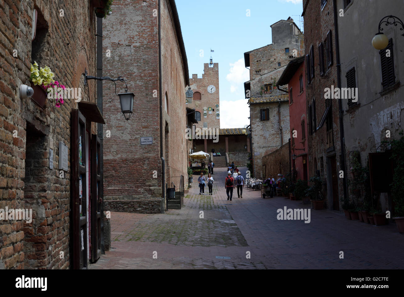 I negozi e gli amanti dello shopping nella fortificata città medievale di San Gimignano in Toscana. Foto Stock