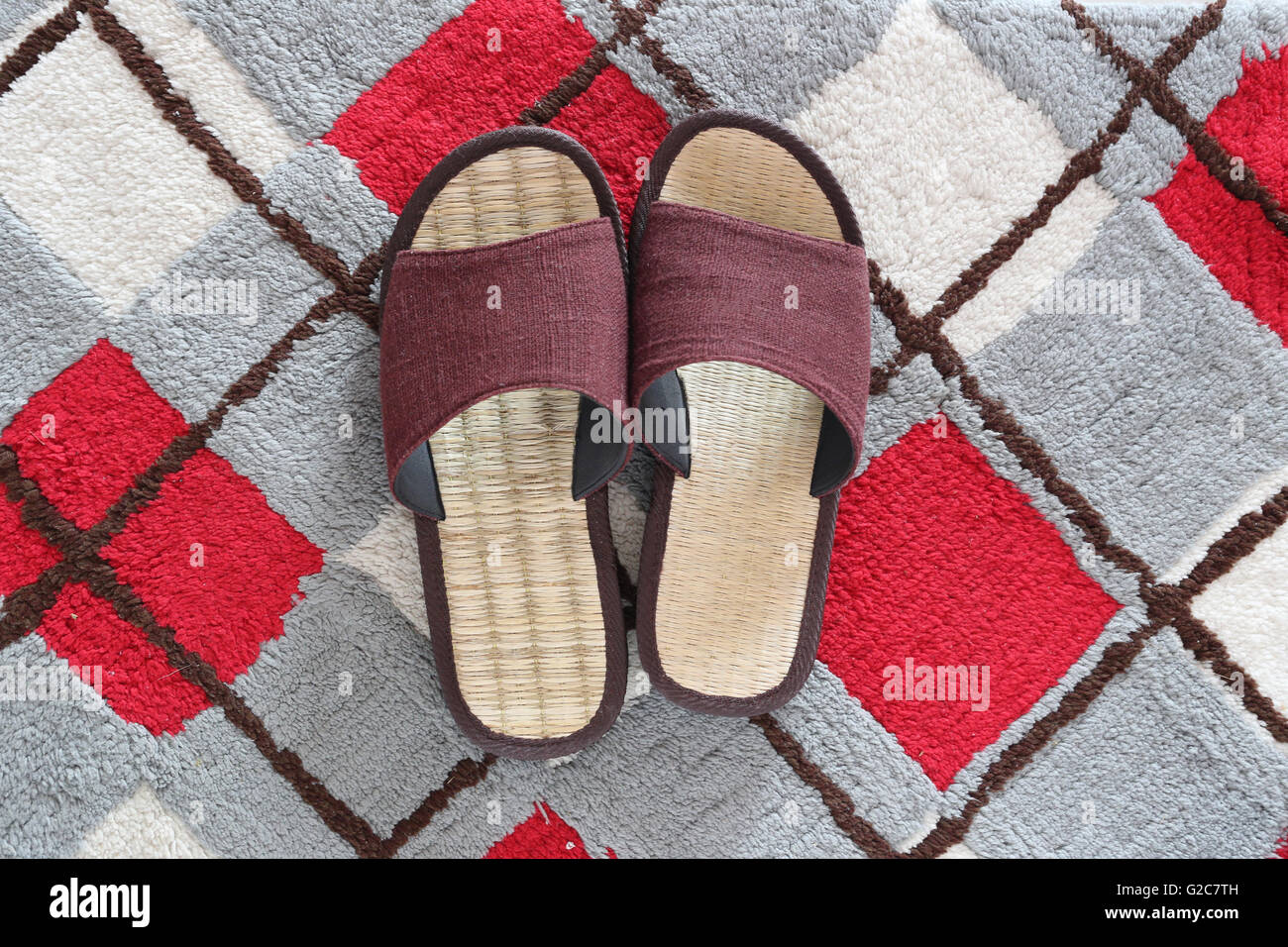 Scarpe Casual o pantofole per uso domestico sullo zerbino sfondo. Foto Stock