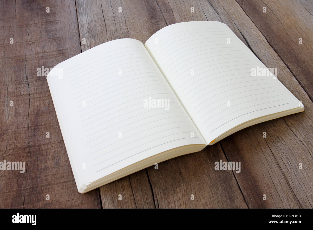 Libro vuoto è posizionato sul vecchio pavimento in legno nel concetto di educazione. Foto Stock