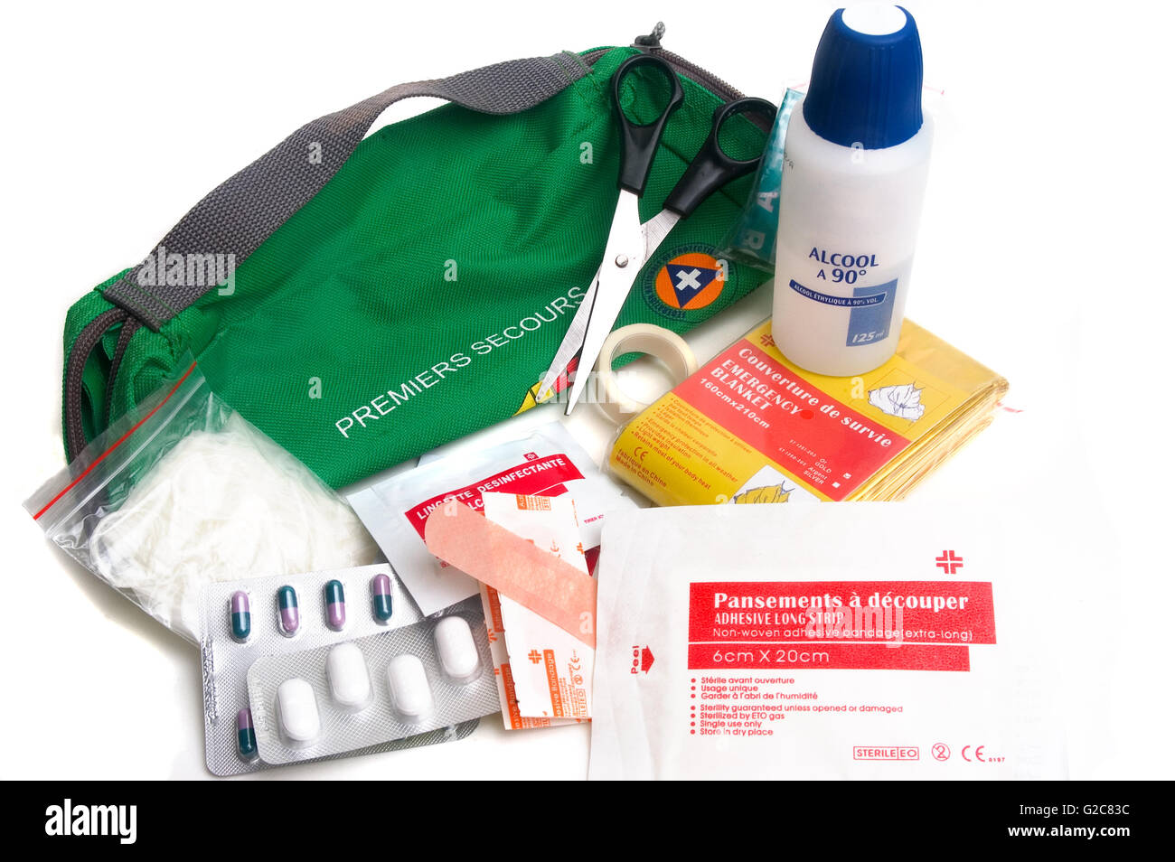 Kit di primo soccorso con tutto ciò di cui avete bisogno per trattare, come bende e disinfettante sempre disponibile in auto o in viaggio Foto Stock