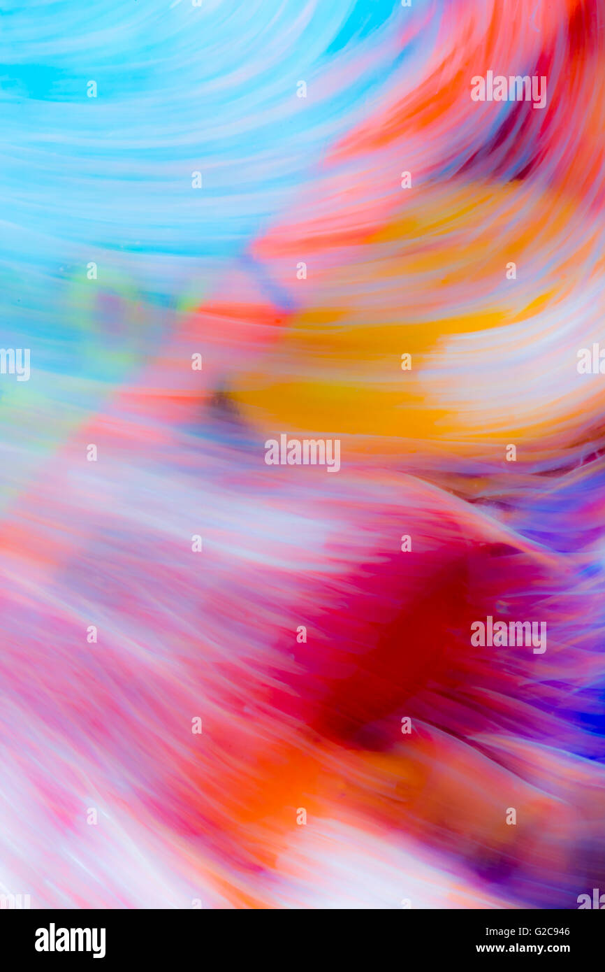 Abstract con sfondo sfocato che scorre acqua miscelata con olio Foto Stock