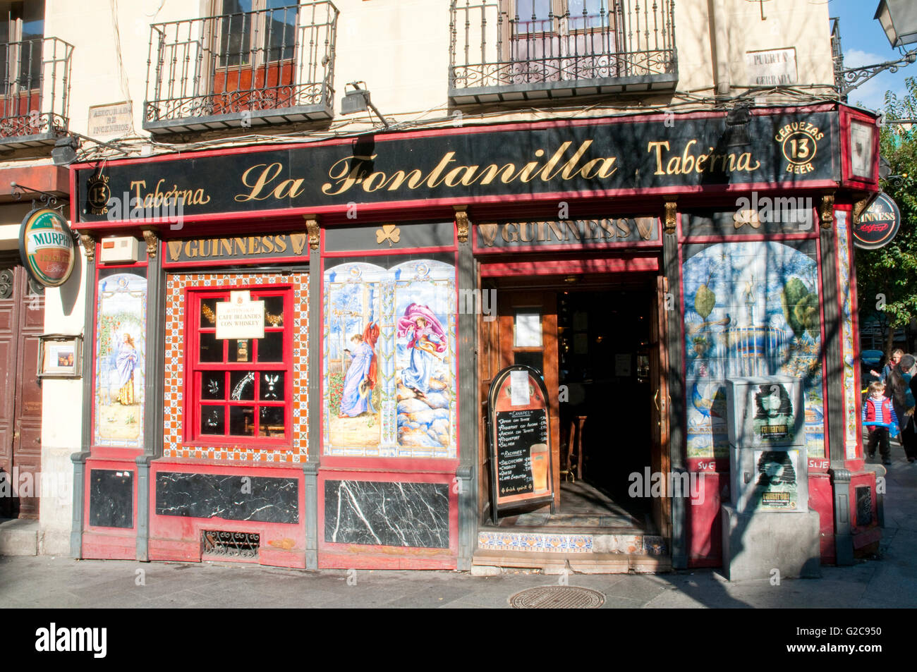 La facciata della La Fontanilla taverna. Puerta Cerrada Square, Madrid, Spagna. Foto Stock