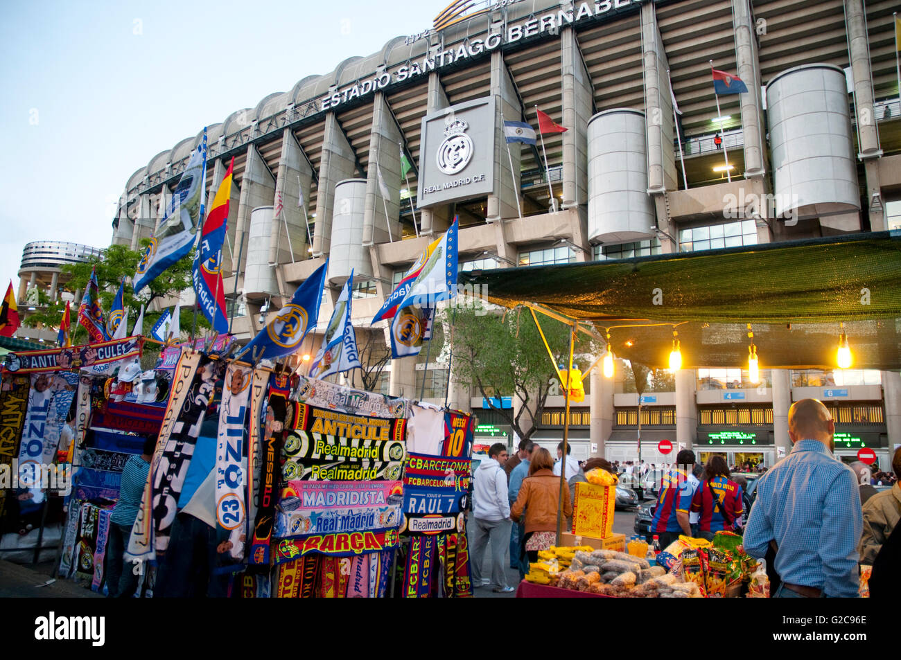 Street vending intorno al Santiago Bernabeu Stadium prima della vera e propria Madrid-barcellona partita di calcio. Madrid, Spagna. Foto Stock