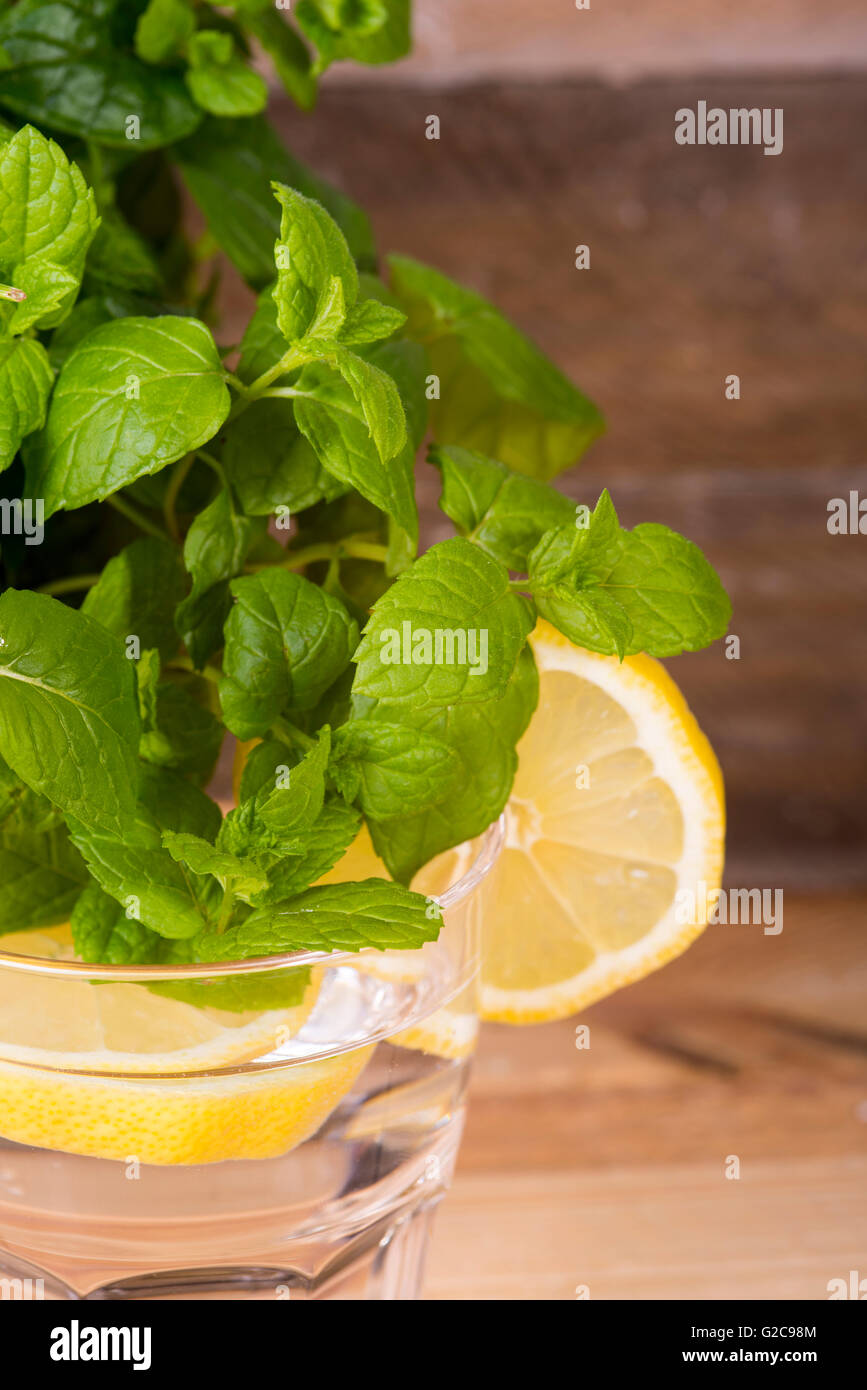 Fotografia che mostra la classica limonata con menta fresca Foto Stock