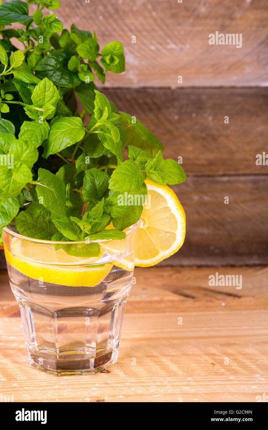 Fotografia che mostra la classica limonata con menta fresca Foto Stock