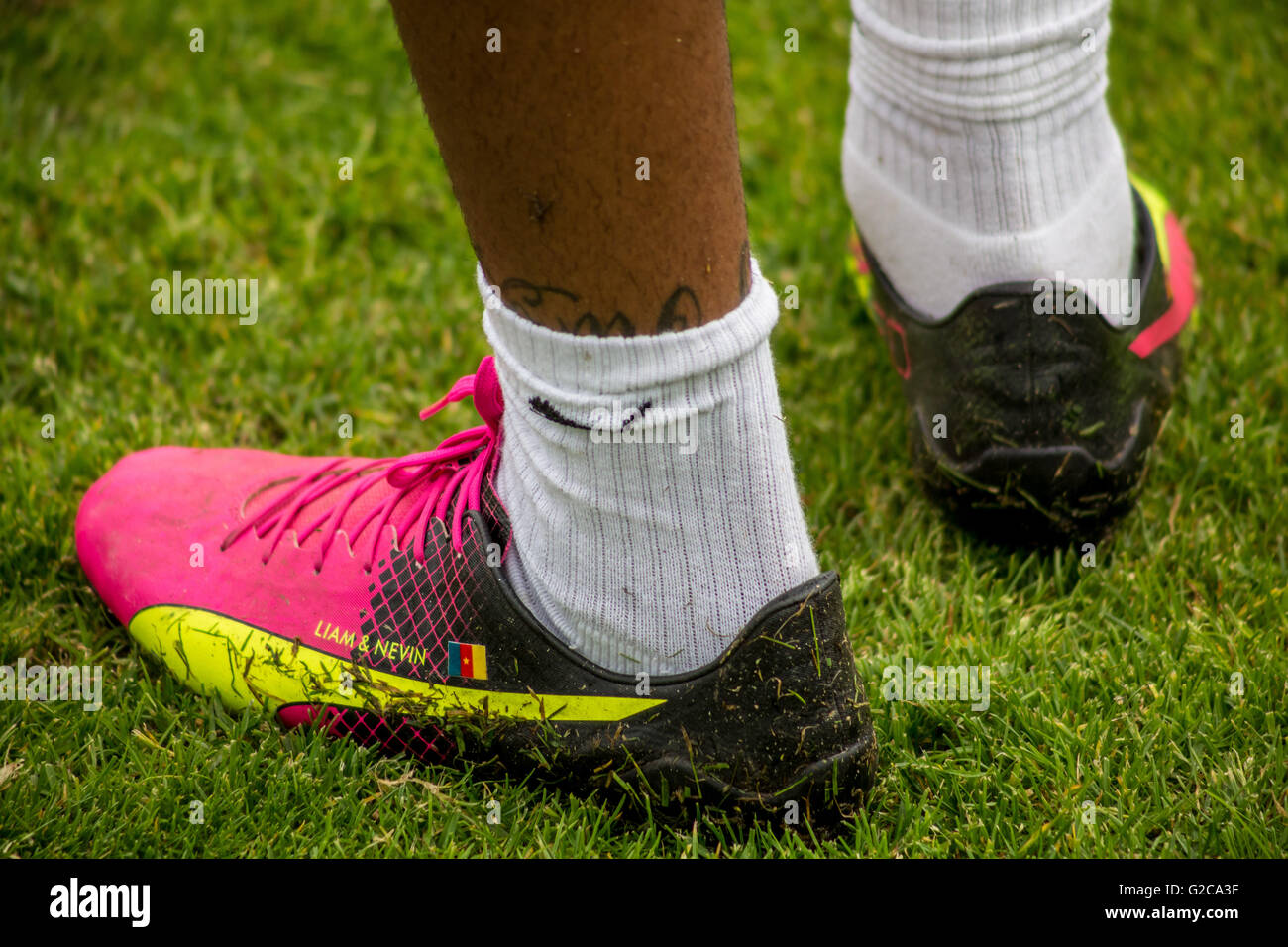 Scarpe da calcio Calzature. Cameroon National football team training session a Nantes, Francia. Foto Stock