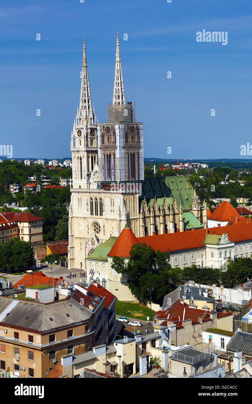 Generale vista dello skyline della citta' con la cattedrale di Zagabria e Ban Jelacic Square a Zagabria in Croazia Foto Stock