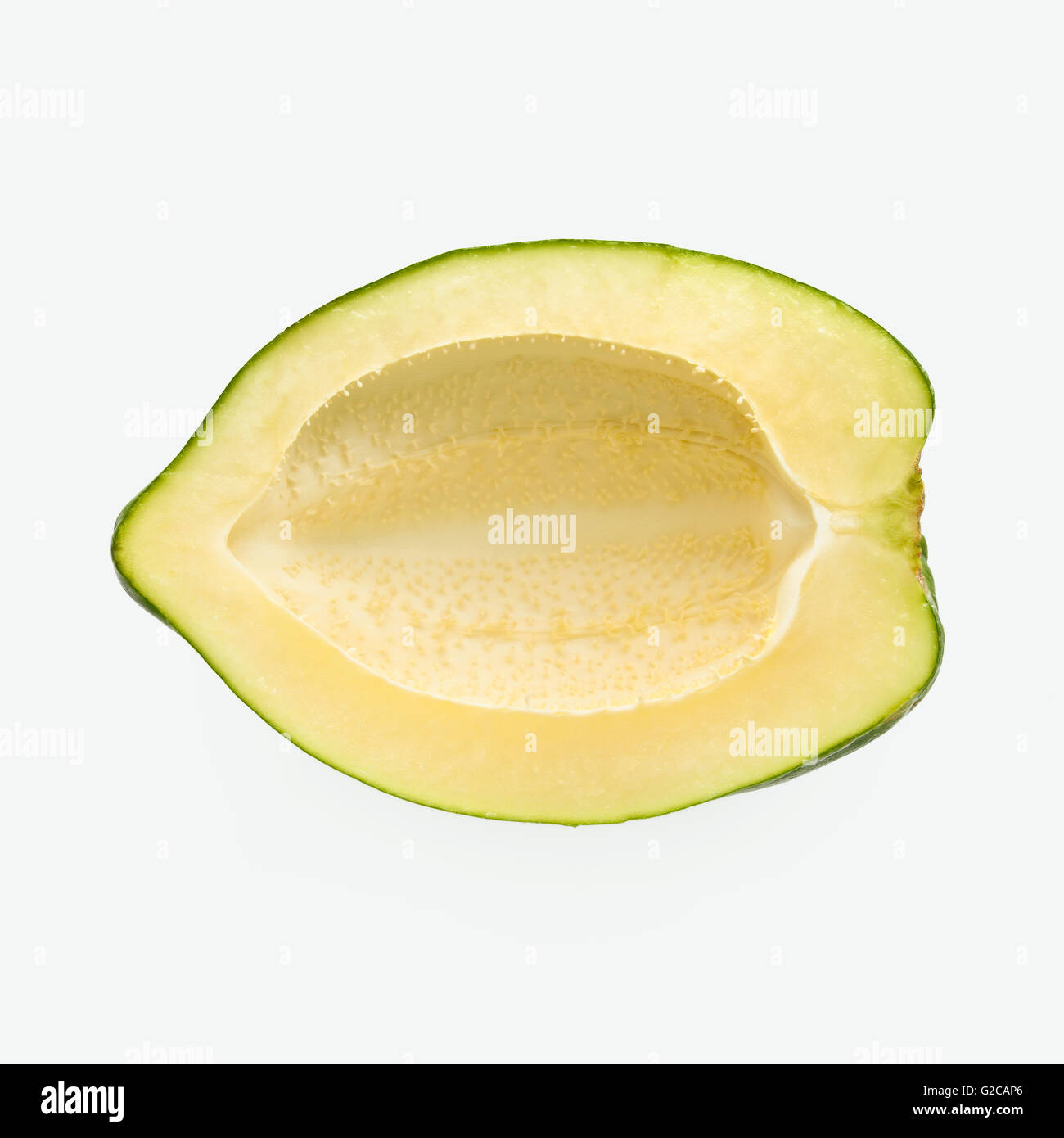 Raw papaia verde su sfondo bianco Foto Stock