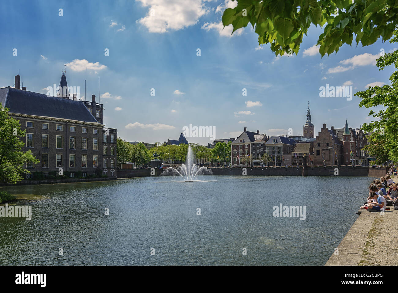 Un gruppo di bambini ottiene una lezione di disegno al Hofvijver all'Aia, in Olanda. Foto Stock