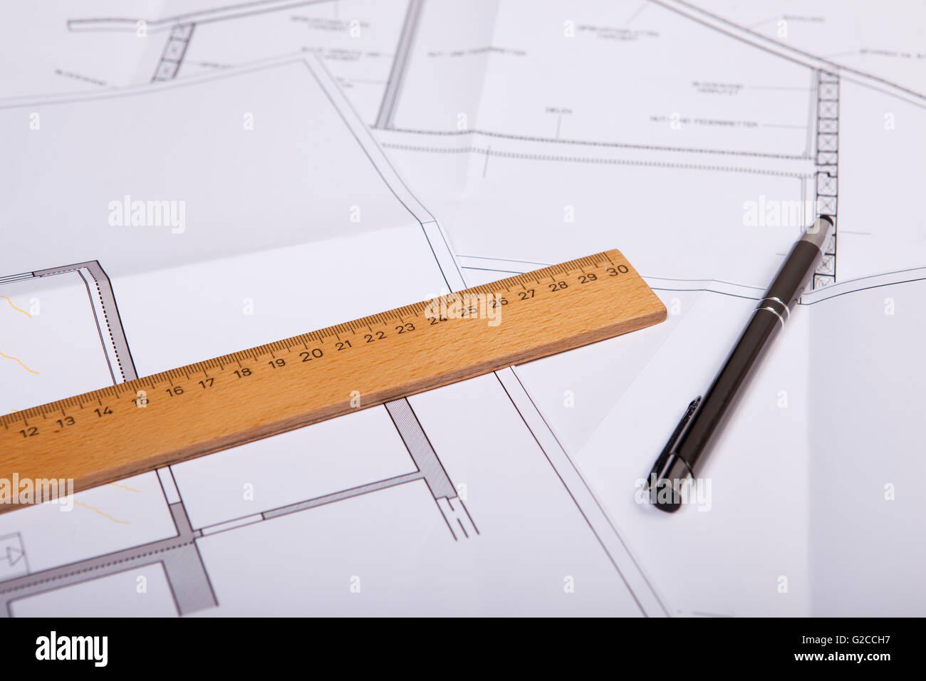 Casa costruzione piano renavation fŸr di una vecchia casa con penna e righello in legno su cianografia Foto Stock