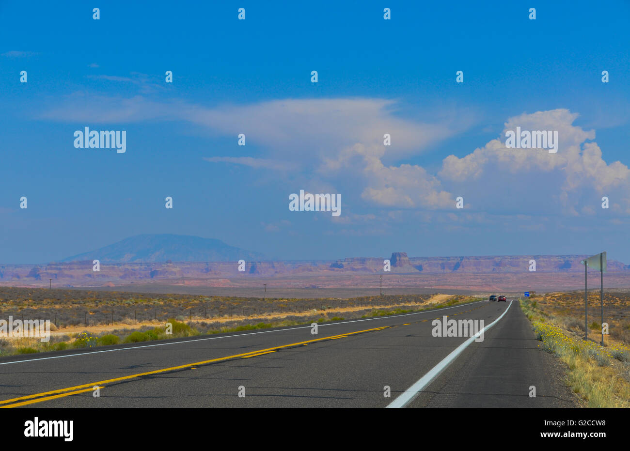 Un lungo rettilineo di autostrada in esecuzione attraverso il deserto dello Utah Foto Stock