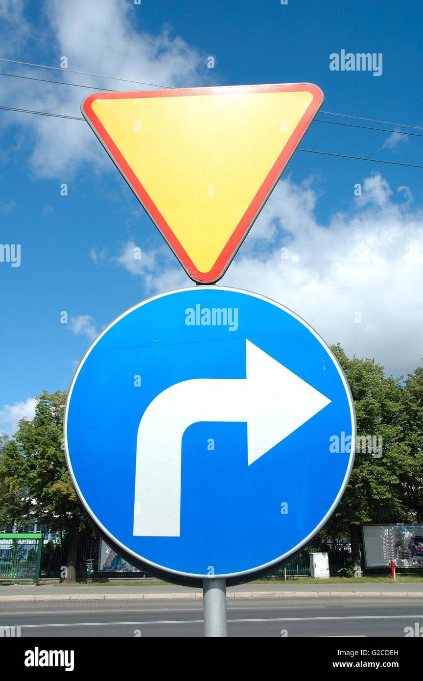 Due cartelli stradali dare strada e svoltare a destra Foto Stock