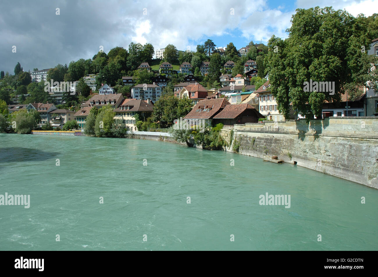 Bern, Svizzera - 15 agosto 2014: edifici e alberi sul fiume Aare a Berna, Svizzera. Foto Stock