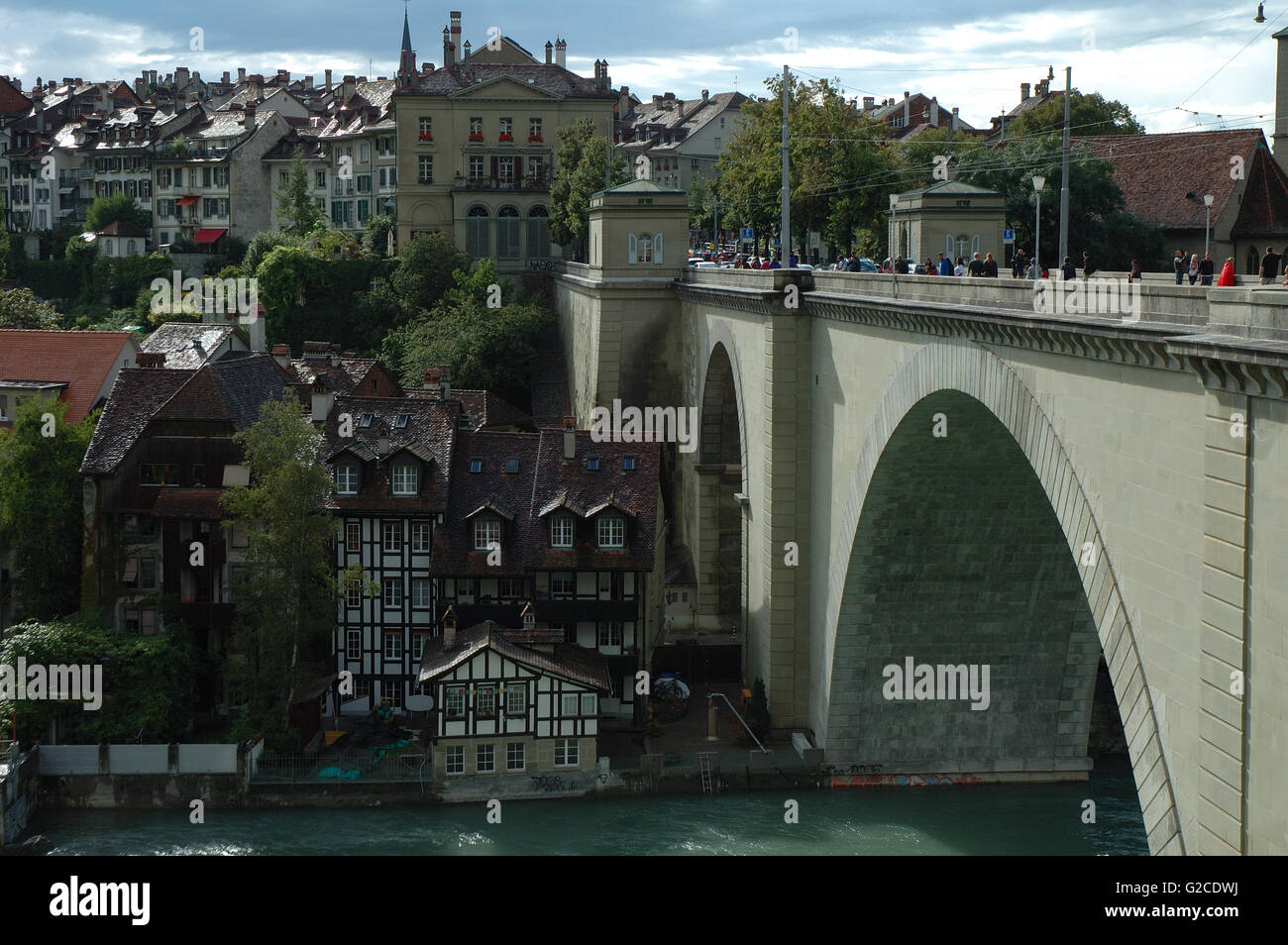 Bern, Svizzera - 15 agosto 2014: Ponte (Nydeggbrucke), edifici e alberi sul fiume Aare a Berna, Svizzera. Unidentified Foto Stock