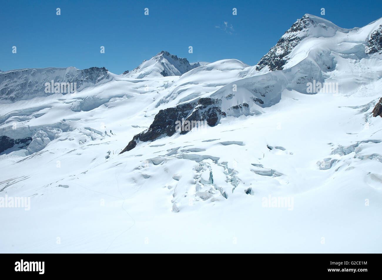 Crepacci, ghiaccio e neve su Jungfraufirn Jungfraujoch nelle vicinanze passano nelle Alpi in Svizzera Foto Stock