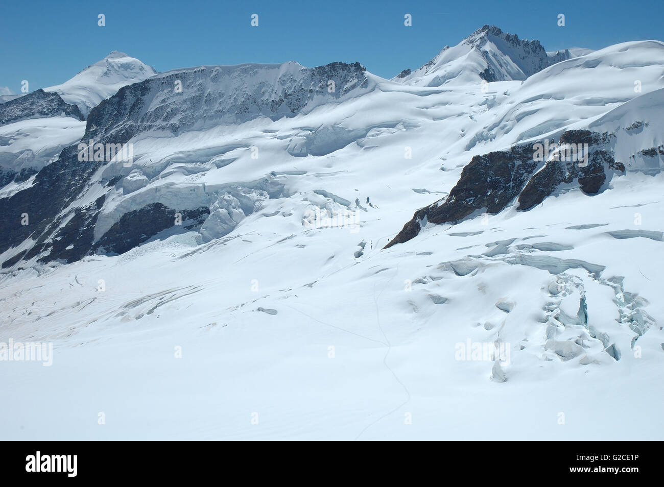 Crepacci, ghiaccio e neve su Jungfraufirn Jungfraujoch nelle vicinanze passano nelle Alpi in Svizzera Foto Stock