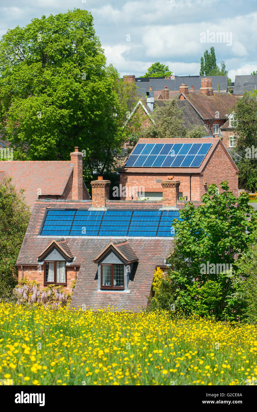 Pannelli fotovoltaici su edifici a Cleobury Mortimer, Shropshire, Inghilterra, Regno Unito. Foto Stock