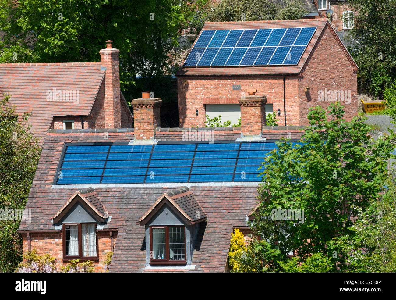 Pannelli fotovoltaici su edifici a Cleobury Mortimer, Shropshire, Inghilterra, Regno Unito. Foto Stock