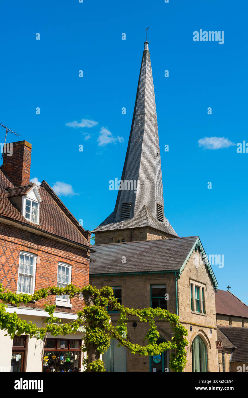 La guglia ritorto della chiesa di St Mary Cleobury Mortimer, south Shropshire, Inghilterra, Regno Unito. Foto Stock