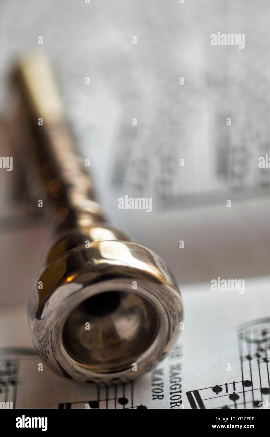 Tromba boccaglio poste su un libro di fogli di musica Foto Stock