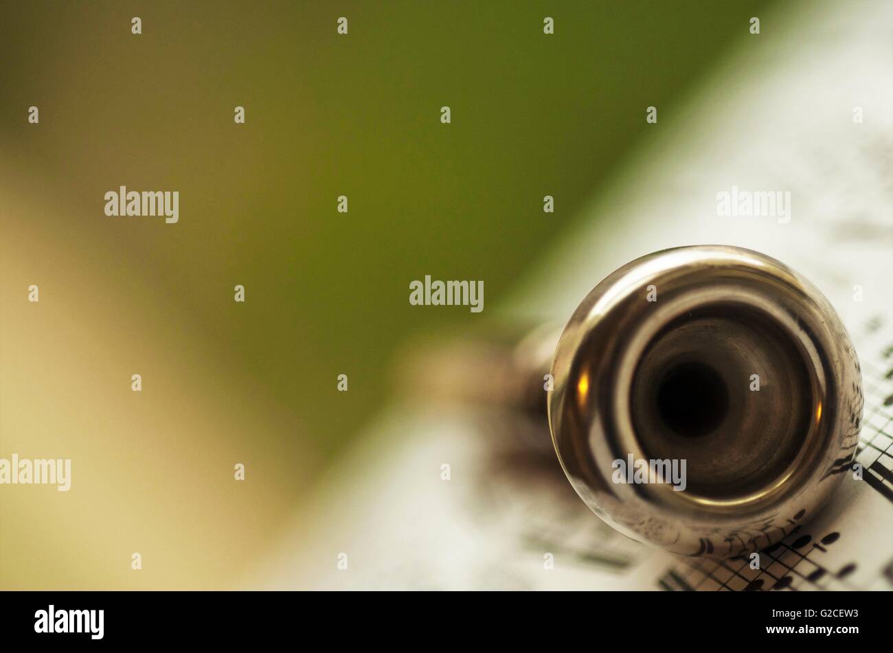 Tromba boccaglio poste su un libro di fogli di musica Foto Stock