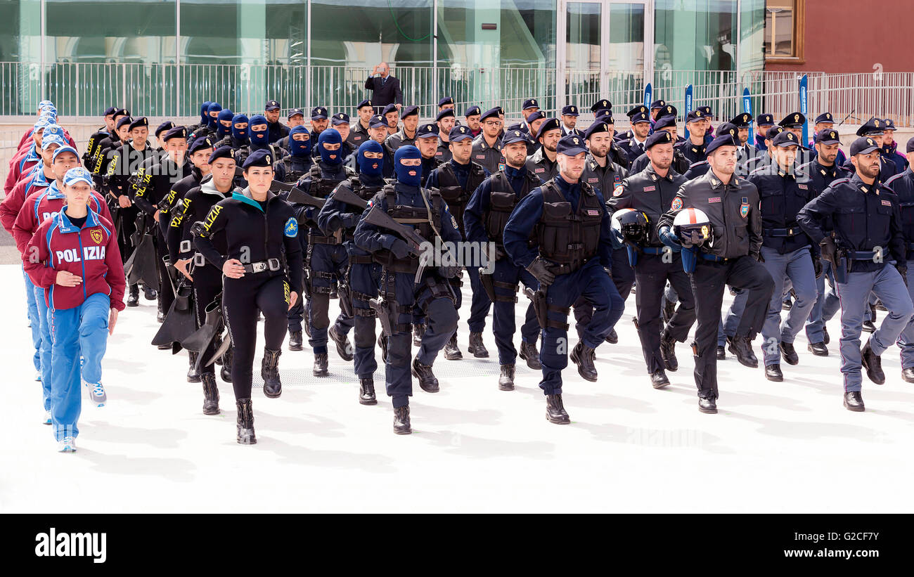 Roma, Italia - 25 Maggio 2016: reparti speciali della polizia di Stato italiana, distribuito durante le celebrazioni per l'anniversario. Foto Stock