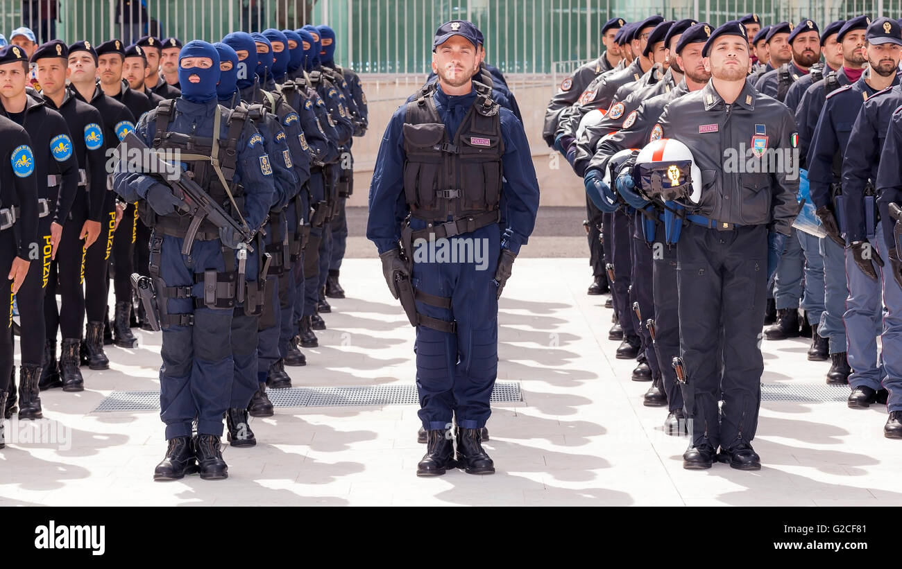 Roma, Italia - 25 Maggio 2016: reparti speciali della polizia di Stato italiana, distribuito durante le celebrazioni. Foto Stock
