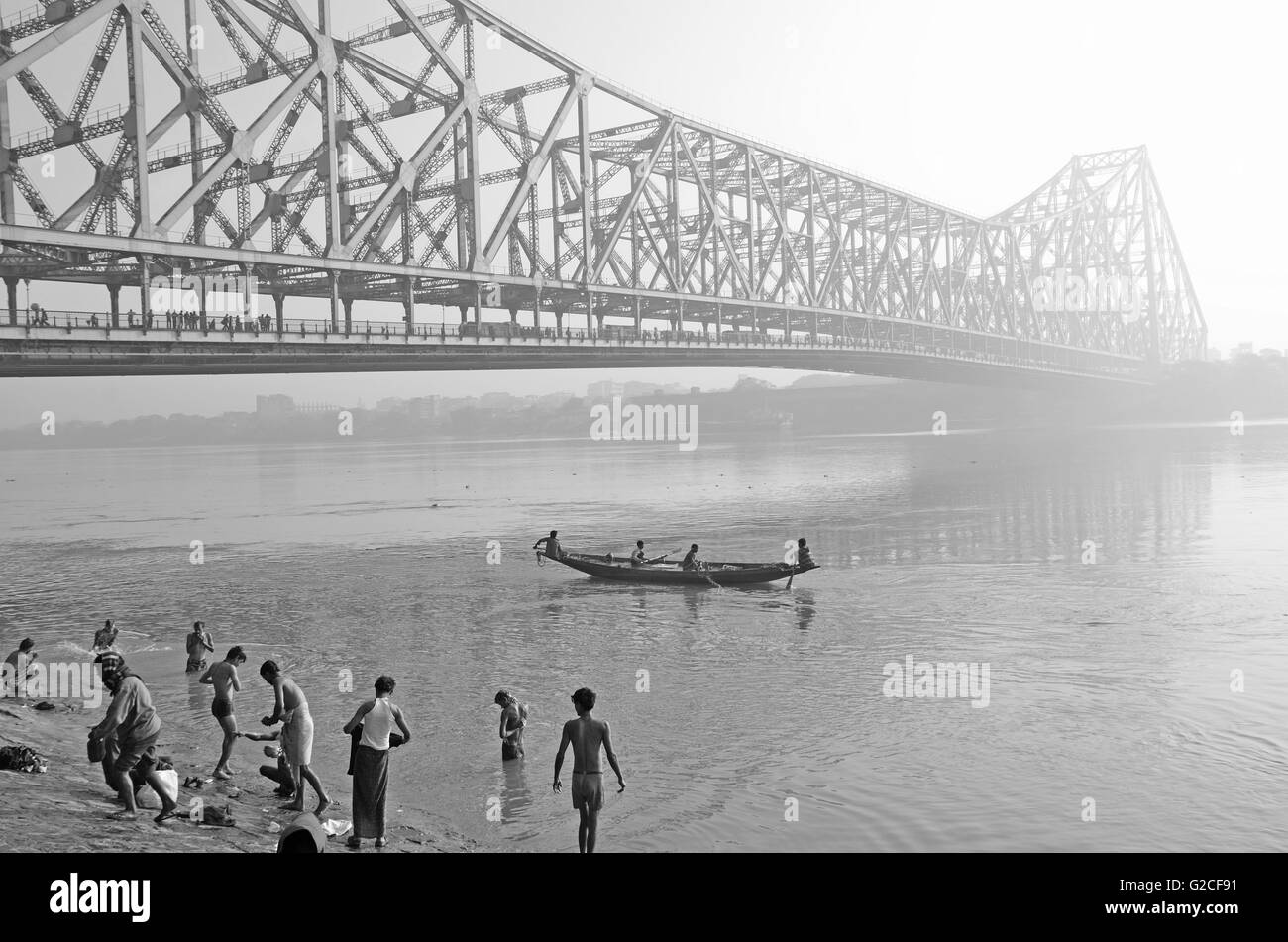 Quella di Howrah Bridge all alba di un inverno mattina, Calcutta, West Bengal, India Foto Stock