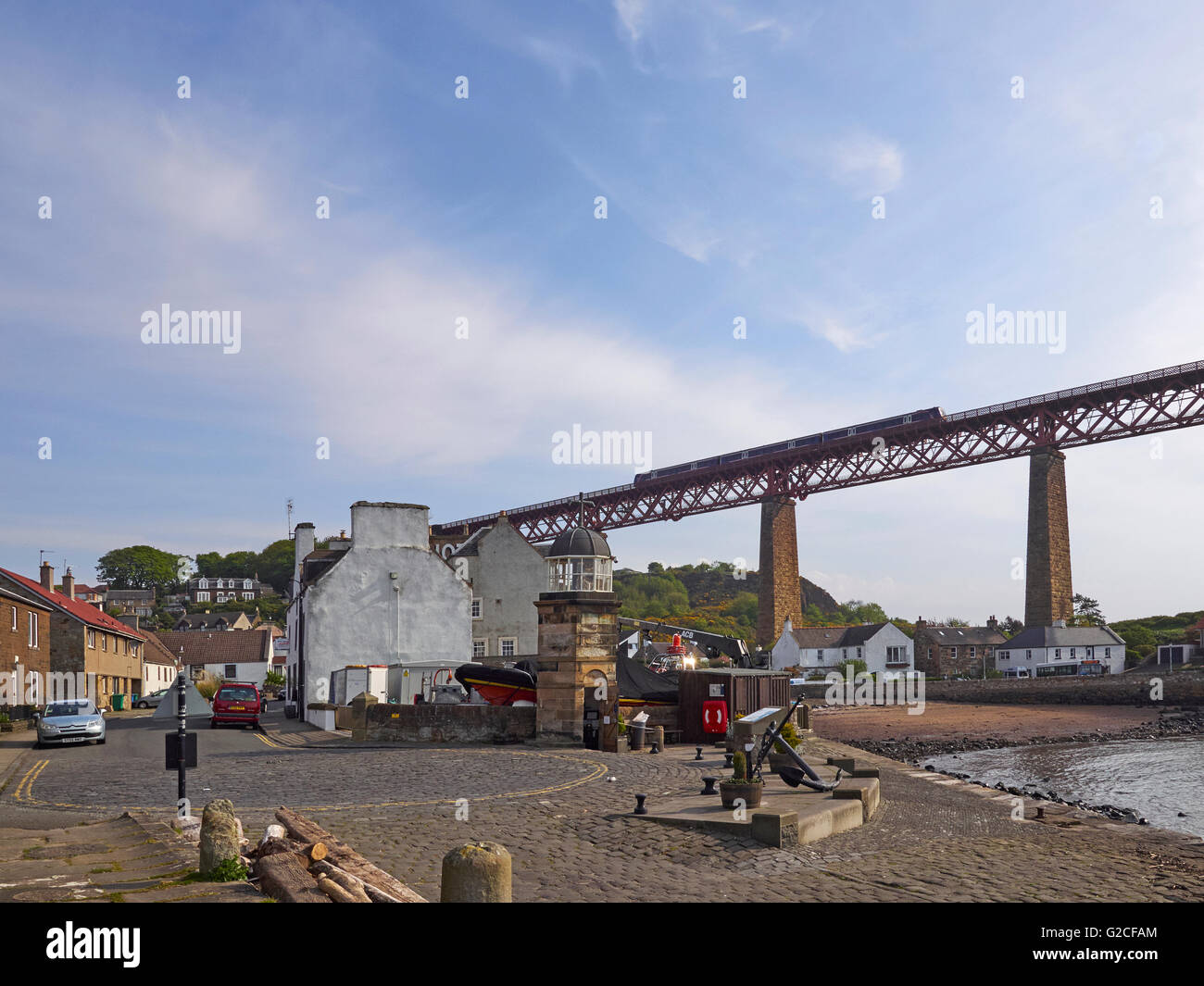 Firth of Forth Railway Bridge con attraversamento del treno visto da North Queensferry Scozia Scotland Foto Stock