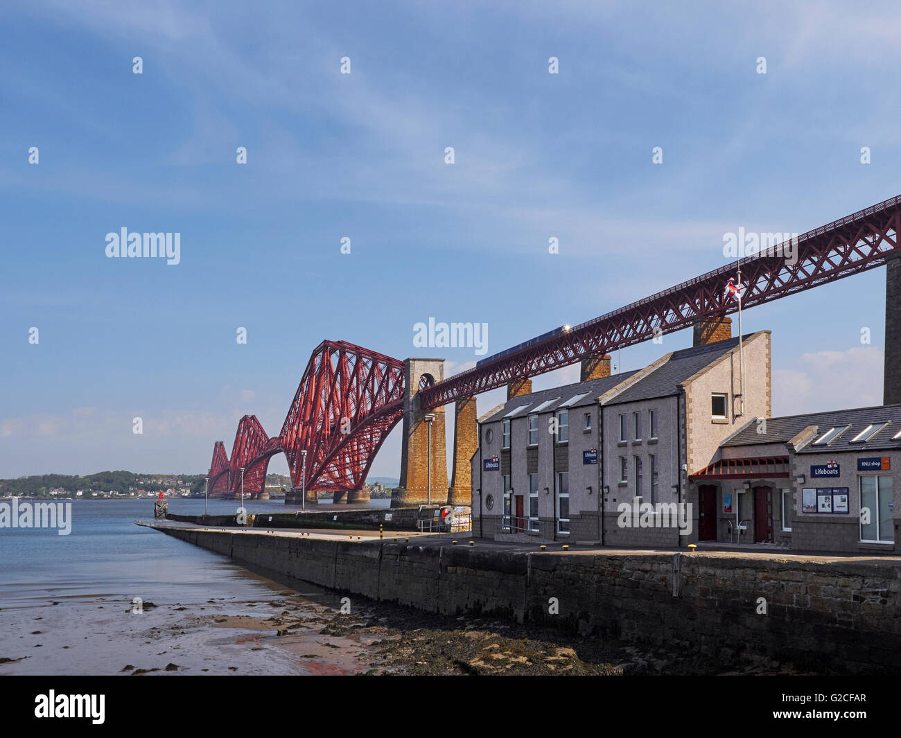 Firth of Forth Railway Bridge con attraversamento del treno visto da South Queensferry Scozia Scotland Foto Stock