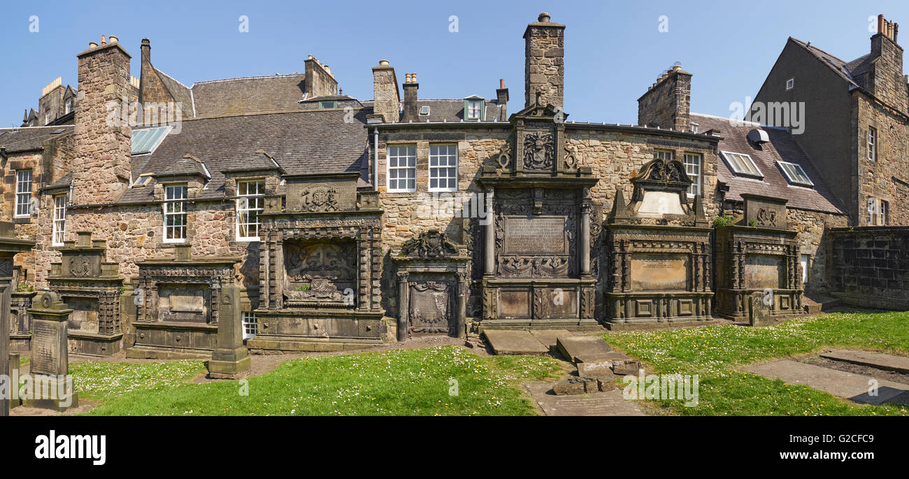 Edimburgo Greyfriars Kirkyard o cimitero con tombe e sepolcri Scozia Scotland Foto Stock