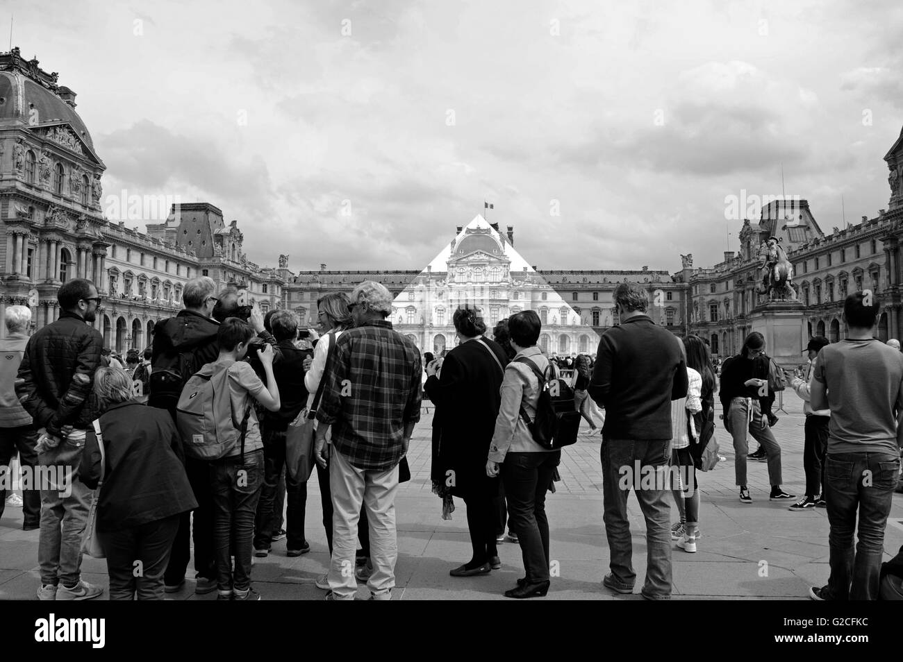 Foto sham dimensionato da JF, piramide da Pei architetto e il museo del Louvre, il Pavillon Sully, Parigi Francia Foto Stock