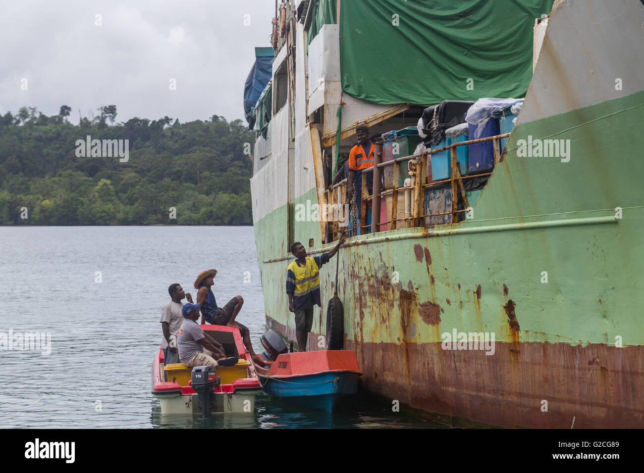 Seghe, Isole Salomone - Giugno 16, 2015: nave ancorata a Seghe harbour con persone allo scambio di beni. Foto Stock