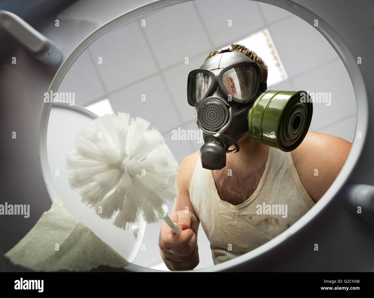 L'uomo la pulizia della tazza di gabinetto Foto Stock