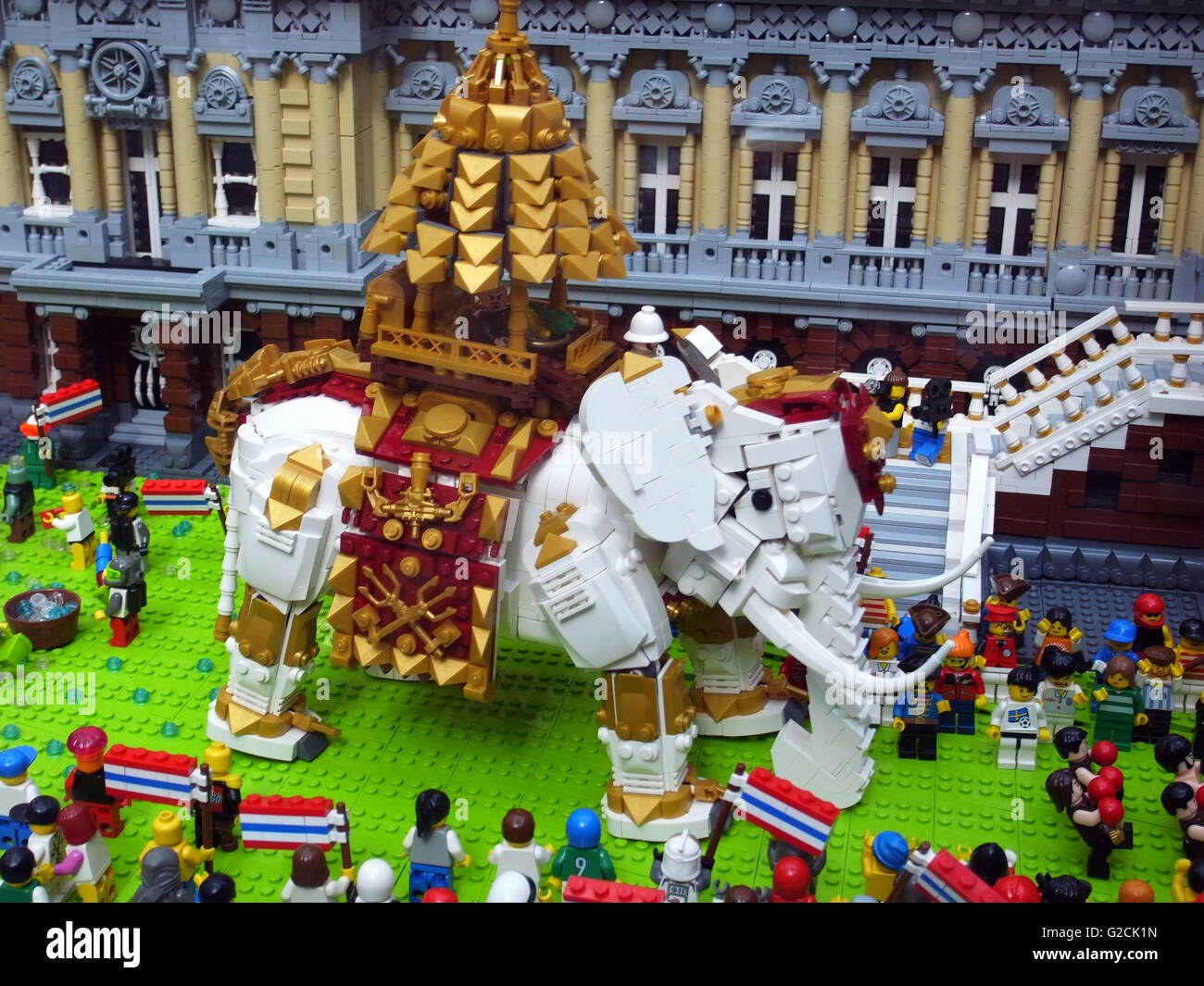 Modello di Lego Thailandia paesaggio tempio edificio tradizionale antica Santa Casa Imperial palace toy divertimento diurno white elephant persone c Foto Stock