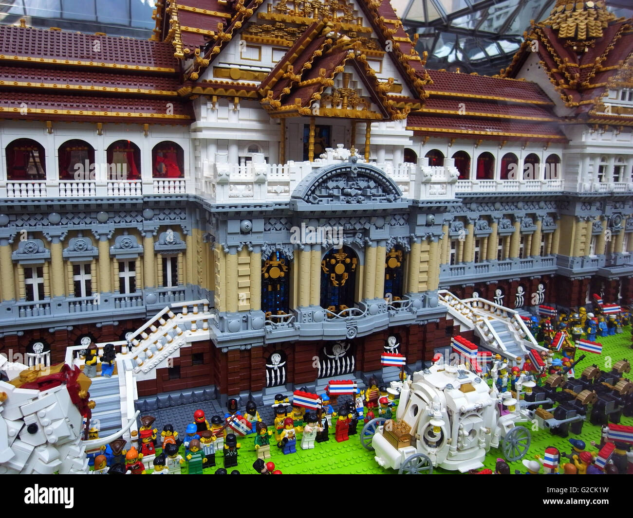 Modello di Lego Thailandia paesaggio tempio edificio tradizionale antica Santa Casa Imperial palace toy divertimento diurno white elephant persone Foto Stock