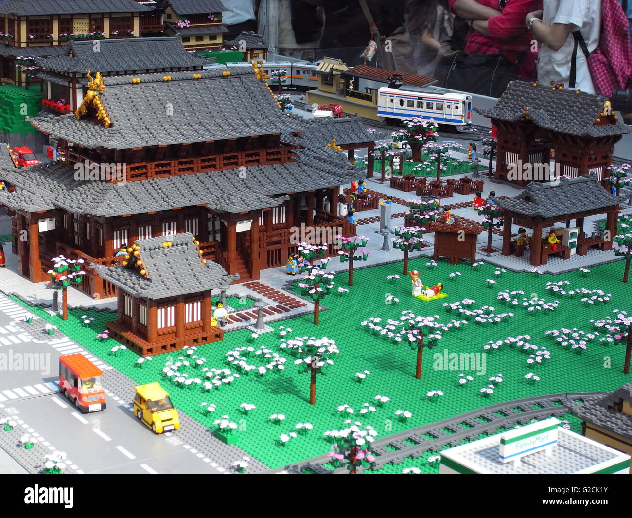 Modello di Lego giappone temple house street scene giocattolo bus  divertimento diurno grazioso paesaggio cittadino edificio toy divertimento  diurno treno auto Foto stock - Alamy