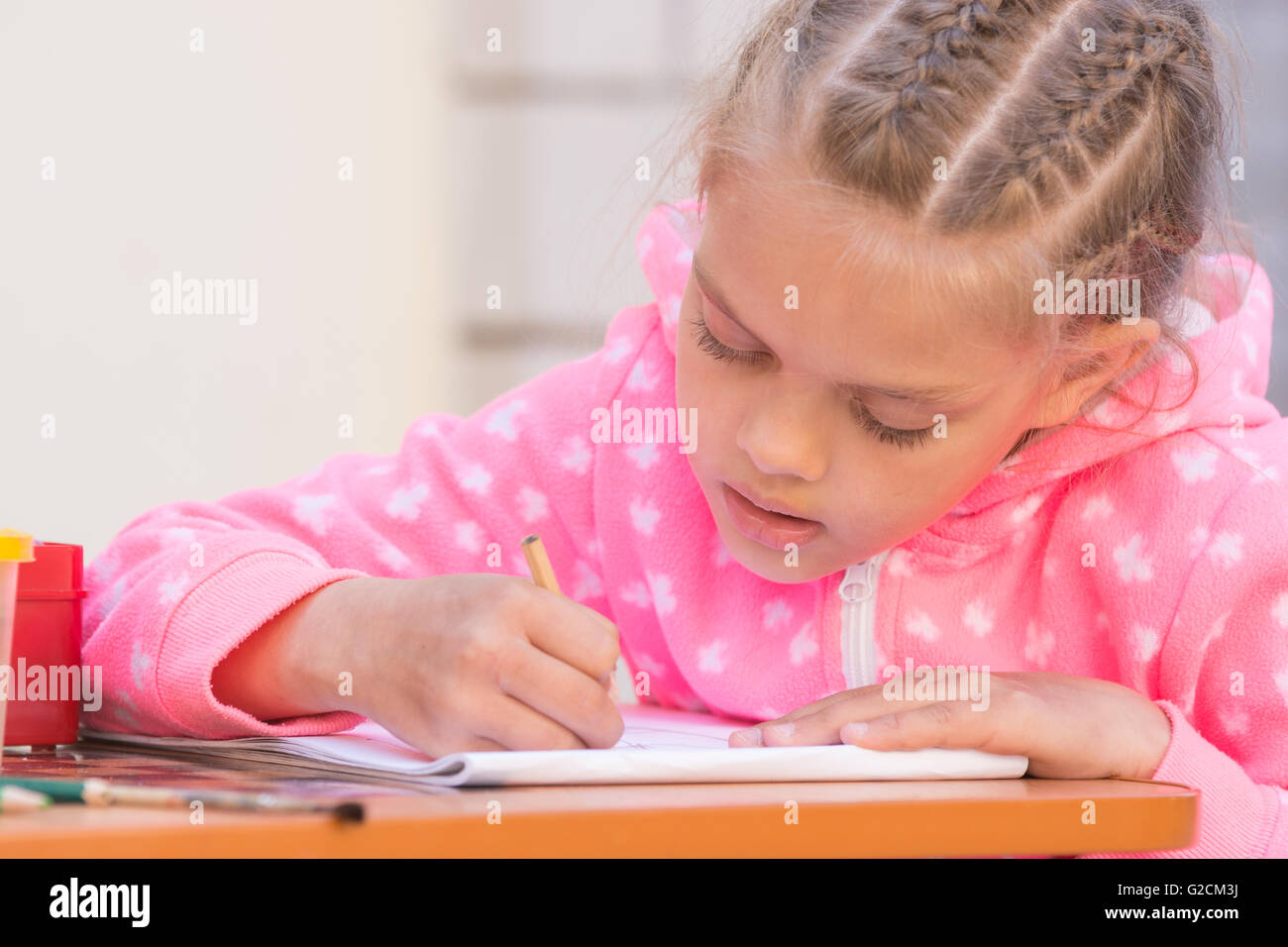 La scolaretta è un disegno a matita su un album in cantiere Foto stock -  Alamy